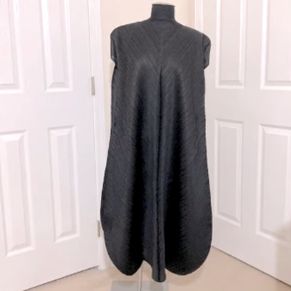 HUAZHIZHEYI Dresses & Skirts - HUAZHIZHEYI Women's Black Vase Shape Dress w Sophisticated Pleats Size S